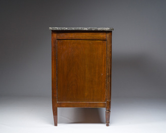 Commode de style Louis XVI en bois aux montures en bronze et plateau en marbre vein&eacute; gris, France, fin du 19&egrave;me si&egrave;cle