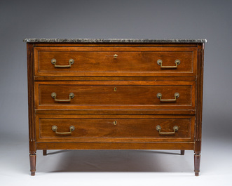 Commode de style Louis XVI en bois aux montures en bronze et plateau en marbre vein&eacute; gris, France, fin du 19&egrave;me si&egrave;cle