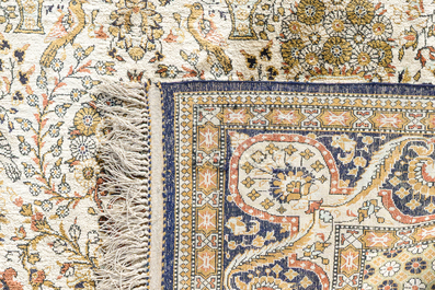 Een Perzisch Qom (Qum/Ghom) zijden tapijt met floraal decor, derde kwart 20ste eeuw