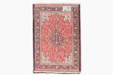 Een Perzisch Qom (Qum/Ghom) zijden tapijt met floraal decor, 20ste eeuw