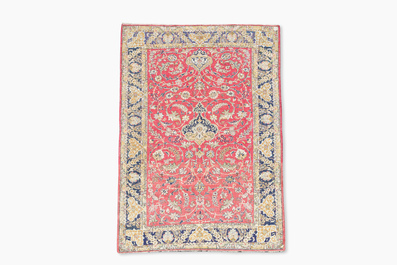 Tapis oriental de type Isphahan en soie &agrave; d&eacute;cor floral, 20&egrave;me si&egrave;cle