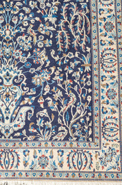 Tapis oriental de type Nain &agrave; d&eacute;cor floral, laine et soie sur coton, 20&egrave;me si&egrave;cle