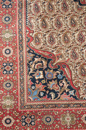 Een Roemeens tapijt met floraal decor in Perzische stijl, wol op katoen, 20ste eeuw