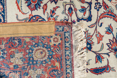 Een Perzisch Isfahan tapijt met floraal decor, wol op katoen, 20ste eeuw