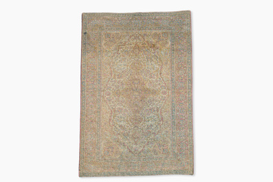 Een Perzisch Kashan 'Mohtashem' zijden tapijt met floraal decor, vroeg 20ste eeuw