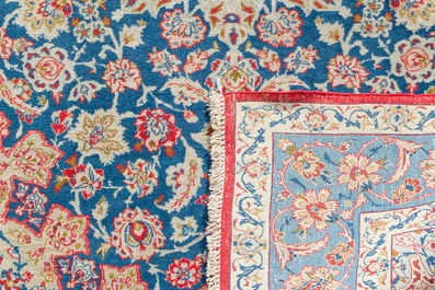 Een Perzisch Najafabad tapijt met floraal decor, wol op katoen, 20ste eeuw