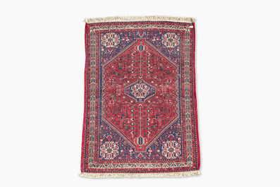 A Persian Abadeh rug with geometric floral design, wool on cotton, 20th C.