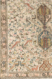Deux tapis orientaux de type Afshar et Qashqai &agrave; d&eacute;cor g&eacute;om&eacute;trique d'animaux et de fleurs, laine sur coton, 20&egrave;me si&egrave;cle