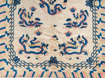 Tapis de type P&eacute;king &agrave; d&eacute;cor de dragons, laine, Chine, 20&egrave;me si&egrave;cle