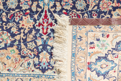 Tapis oriental de type Nain &agrave; d&eacute;cor floral, laine et soie sur coton, 20&egrave;me si&egrave;cle