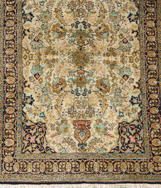 Een Perzische Qom (Qum/Ghom) zijden tapijt met floraal decor, 20ste eeuw