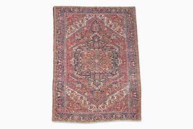 A Persian Heriz rug with floral design, wool on cotton, 20th C.