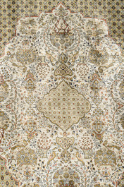 Een Perzisch Qom (Qum/Ghom) zijden tapijt met floraal decor, derde kwart 20ste eeuw