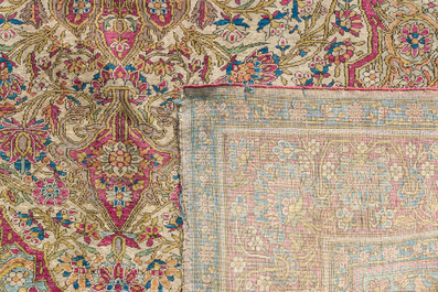 Tapis oriental de type Kashan 'Mohtashem' en soie &agrave; d&eacute;cor floral, d&eacute;but du 20&egrave;me si&egrave;cle