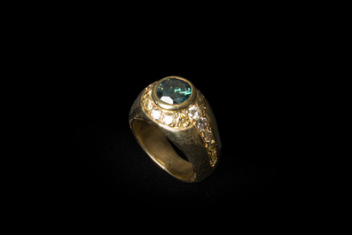 An 18 carat yellow gold men's ring with a central green-blue diamand of 1,98 carats and finished with various other diamonds, 20th C.