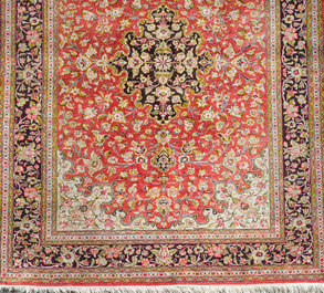 Een Perzisch Qom (Qum/Ghom) zijden tapijt met floraal decor, 20ste eeuw