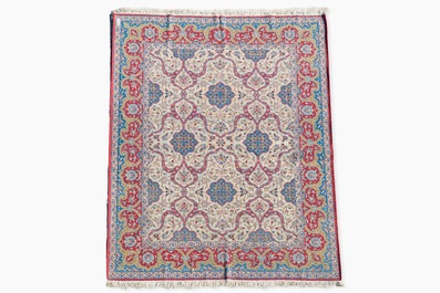 A Persian Tehran rug with floral design, wool on cotton, 20th C.