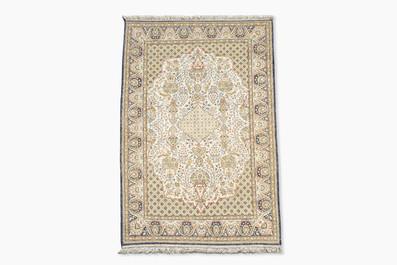 Een Perzisch Qom (Qum/Ghom) zijden tapijt met floraal decor, derde kwart 20ste eeuw
