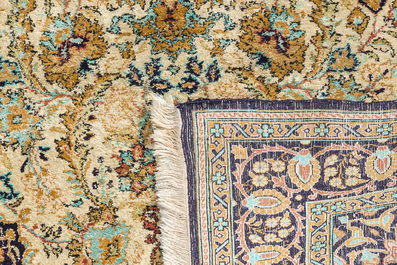 Een Perzische Qom (Qum/Ghom) zijden tapijt met floraal decor, 20ste eeuw