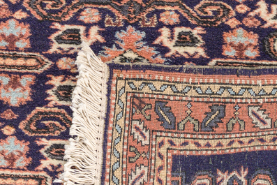 Twee Perzische Bakhtiar en Ardebil tapijten met floraal decor, wol op katoen, 20ste eeuw