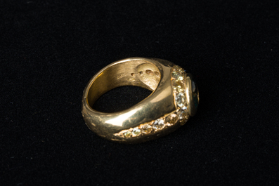 An 18 carat yellow gold men's ring with a central green-blue diamand of 1,98 carats and finished with various other diamonds, 20th C.