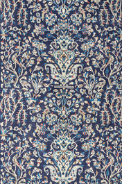 Tapis oriental de type Nain &agrave; d&eacute;cor floral, laine et soie sur coton, 20&egrave;me si&egrave;cle