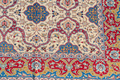 A Persian Tehran rug with floral design, wool on cotton, 20th C.