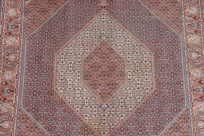 A Persian Bidjar rug with floral design, wool on cotton, 20th C.