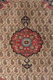 Een Roemeens tapijt met floraal decor in Perzische stijl, wol op katoen, 20ste eeuw