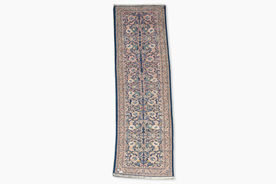 A Persian Nahavand 'single nod' runner with floral design, wool on cotton, 20th C.