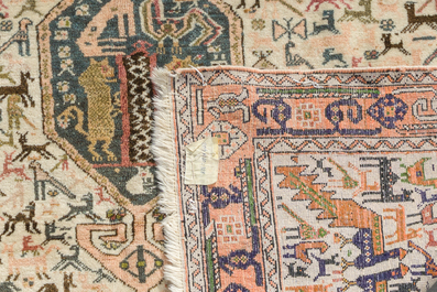 Deux tapis orientaux de type Afshar et Qashqai &agrave; d&eacute;cor g&eacute;om&eacute;trique d'animaux et de fleurs, laine sur coton, 20&egrave;me si&egrave;cle