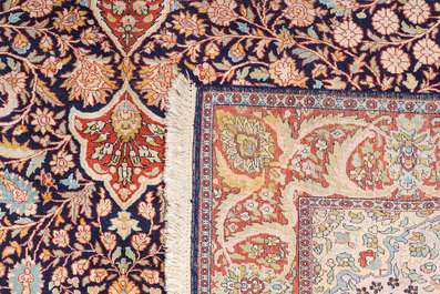 Tapis oriental de type Kashmir &agrave; d&eacute;cor floral, soie sur coton, 20&egrave;me si&egrave;cle