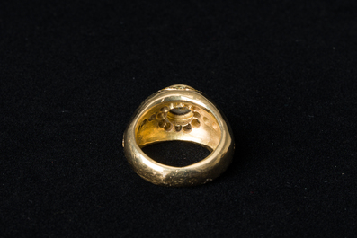An 18 carat yellow gold men's ring with a central green-blue diamand of 1,98 carats and finished with various other diamonds, 20th C.