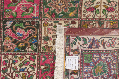 Twee Perzische Bakhtiar en Ardebil tapijten met floraal decor, wol op katoen, 20ste eeuw