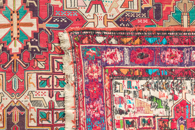 Tapis de type Soumak (Sumakh) &agrave; d&eacute;cor de motifs g&eacute;om&eacute;triques de fleurs et d'animaux, soie sur laine, La Perse ou Russie, 20&egrave;me si&egrave;cle