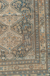 Deux tapis orientaux de type Afshar et Qashqai &agrave; d&eacute;cor g&eacute;om&eacute;trique d'animaux et de fleurs, laine sur coton, 20&egrave;me si&egrave;cle