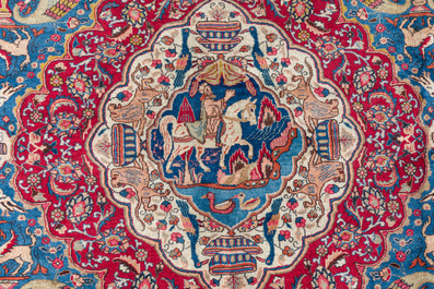 Een Perzisch Kashmar tapijt met antiquiteiten en floraal decor, gesigneerd Taji, wol op katoen, 20ste eeuw