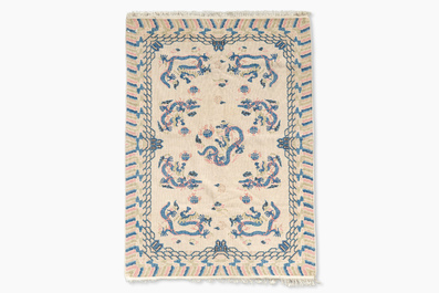 Tapis de type P&eacute;king &agrave; d&eacute;cor de dragons, laine, Chine, 20&egrave;me si&egrave;cle