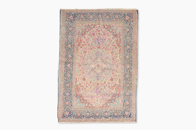 A Persian Keshan (Kashan) rug with floral design, wool on cotton, first half 20th C.