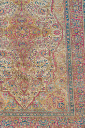Tapis oriental de type Kashan 'Mohtashem' en soie &agrave; d&eacute;cor floral, d&eacute;but du 20&egrave;me si&egrave;cle