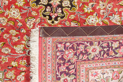 Een Perzisch Qom (Qum/Ghom) zijden tapijt met floraal decor, 20ste eeuw