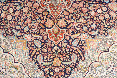 Tapis oriental de type Kashmir &agrave; d&eacute;cor floral, soie sur coton, 20&egrave;me si&egrave;cle