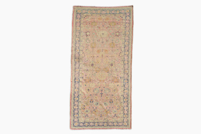 Een Perzisch Tabriz 'Haji Jalili' tapijt met floraal decor, wol op katoen, vroeg 20ste eeuw