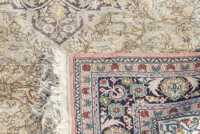Trois tapis orientaux, e.a. un tapis turc de type Kayseri, laine, coton et soie, 20&egrave;me si&egrave;cle