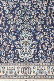 Tapis oriental de type Nain &agrave; d&eacute;cor floral, laine et soie sur coton, 20&egrave;me si&egrave;cle