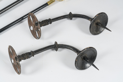 Cinq lanternes processionnelles n&eacute;o-gothiques en cuivre et bois patin&eacute; et une paire d'appliques murales en fer forg&eacute;, 19&egrave;me/20&egrave;me si&egrave;cle