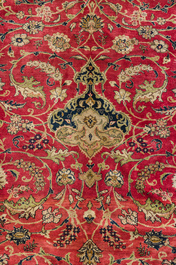 Tapis oriental de type Isphahan en soie &agrave; d&eacute;cor floral, 20&egrave;me si&egrave;cle