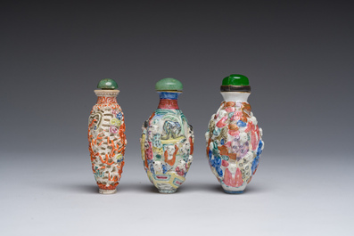 Drie Chinese famille rose snuifflessen met reli&euml;fdecor van figuren, een draak en een feniks, 19de eeuw