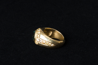 An 18 carat yellow gold men's ring with a central green-blue diamand of 1,98 carats and finished with various other diamonds, 20th C.
