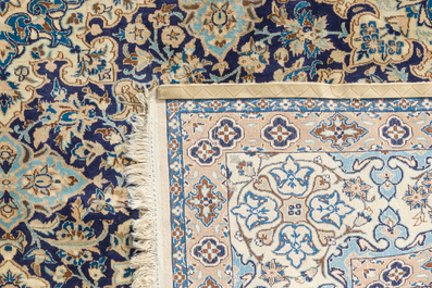 Tapis oriental de type Nain &agrave; d&eacute;cor floral, laine et soie sur coton, 20&egrave;me si&egrave;cle